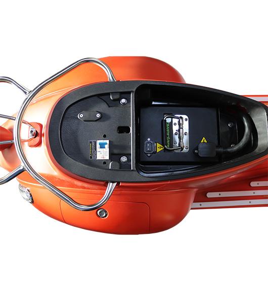 Powerlane Greta S E-Roller Akkufach geöffnet Draufsicht orange